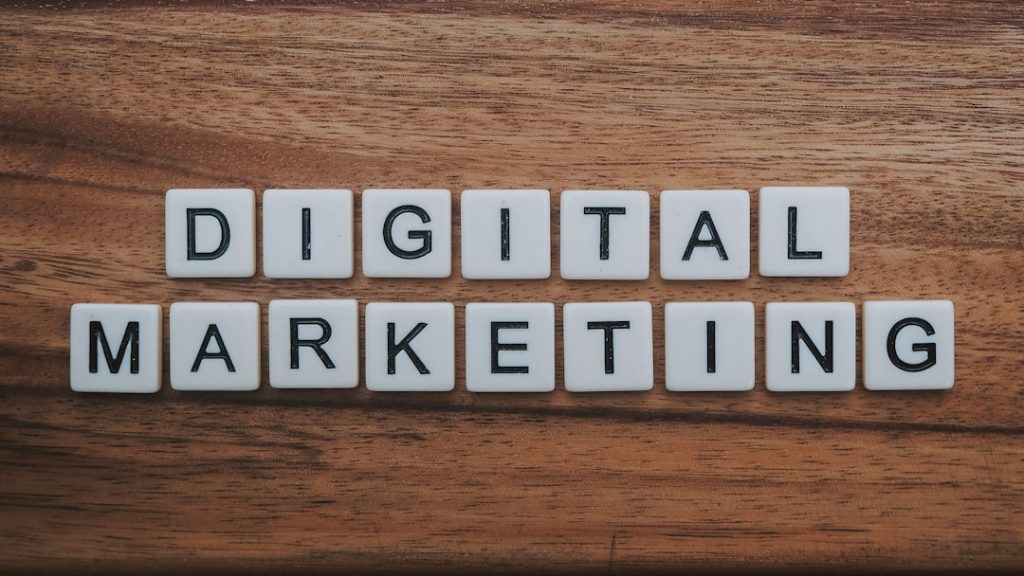 digital-marketing-artwork-on-brown-wooden-surface-sb0warg16hi Digital Marketing